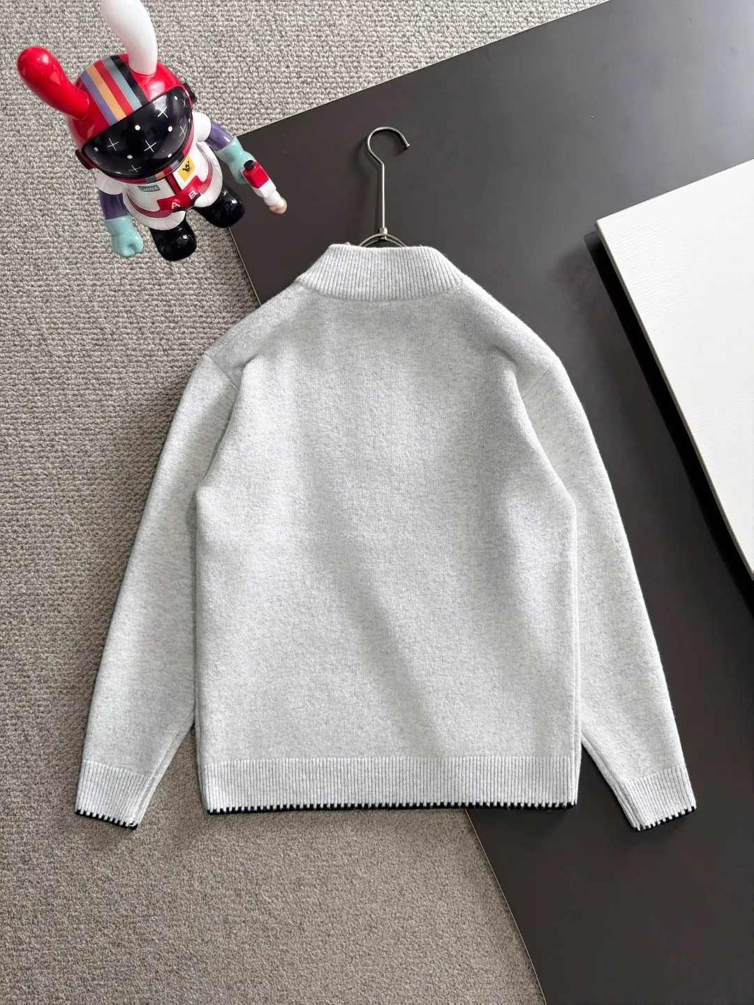 Next day shipping P195 Balenciaga high quality 2026 autumn and winter official website latest sweater, on sale at the same time at the counter Hot Sale! Specially made of wool blended fabric. It feels comfortable and can be directly in contact with the skin. The logo badge is exquisitely embroidered, which is extremely eye-catching! The details highlight the fashionable charm of big brands. Exquisite workmanship. Three-dimensional cutting style. The wearing effect is invincible and handsome! All three standards are complete! Sizes:M-3XL